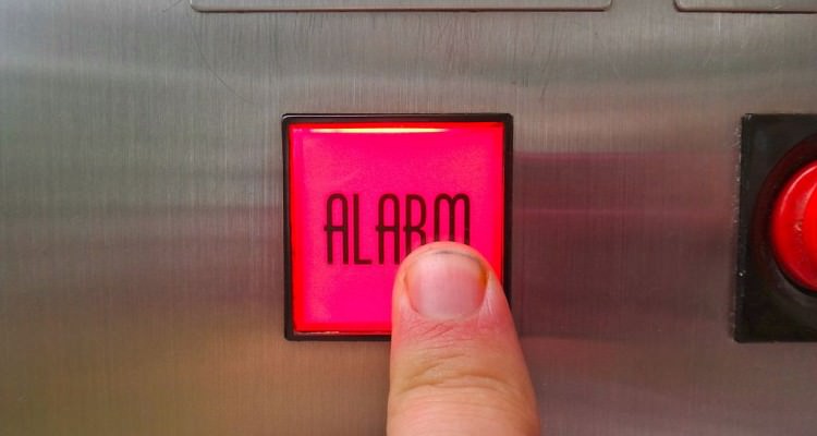 1024px-Ringing_the_elevator_alarm