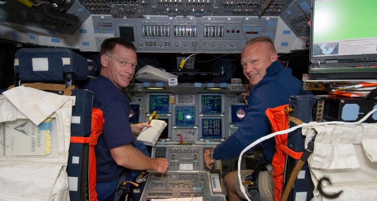 1024px-STS-135_Chris_Ferguson_and_Doug_Hurley_on_the_flight_deck